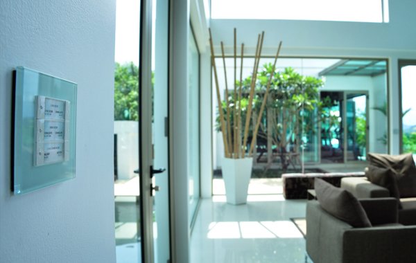 At the entrance a Gira KNX keypad gives control over the living and dining rooms. 