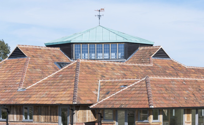 A KNX weather station on the roof supplies rain, wind, temperature and brightness data. 