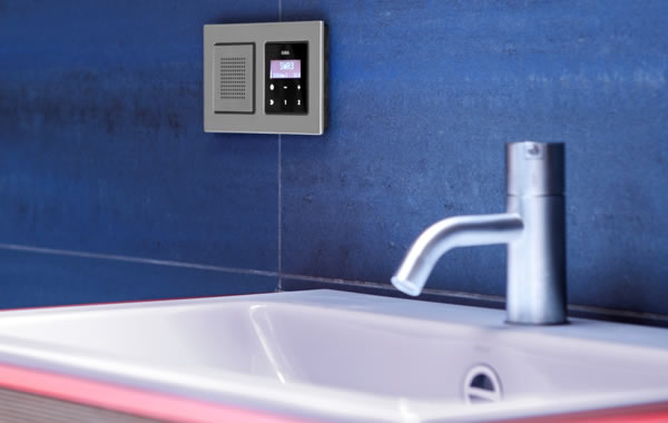 Gira flush-mounted radios set the mood in the kitchen and bathrooms. 