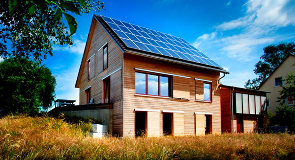 Thanks to photovoltaics, solar energy and intelligent building technology, the solid wood home provides a healthy and ecological environment, and is almost zero-rated in terms of energy consumption.