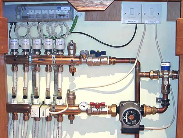 The Theben HMT6 6-way heating actuator in the top left corner is controlling a hydronic under-floor heating manifold.