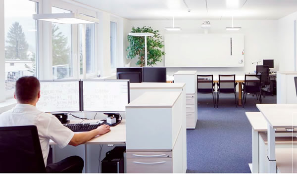 The constant control of light levels as well as presence and needs-based ventilation provide energy savings alongside a comfortable environment for employees.