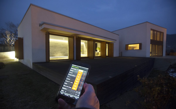 Example of a residential KNX installation in which the home's functions can be controlled remotely by app.