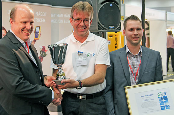 KNX Sweden award winner 2011 Lars Jägerhed (left) and his colleague Josef Axelsson (right) from the installation company Skanska Electro, with Rikard Nilsson of KNX Sweden (centre). The project was SIB Kvarn, a military training facility.