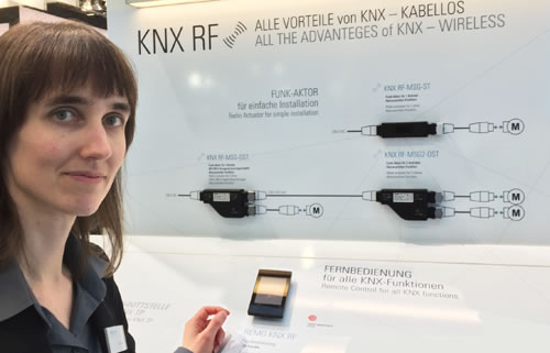 Elsner’s Rita Buse points out the new wireless actuators (top) and the Remo KNX RF remote control (bottom).