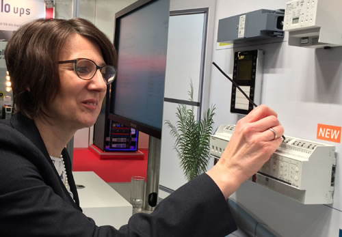 Siemens Product Manager Ulrike Kull demonstrating the new connection technique on Siemens' new universal KNX dimmer.