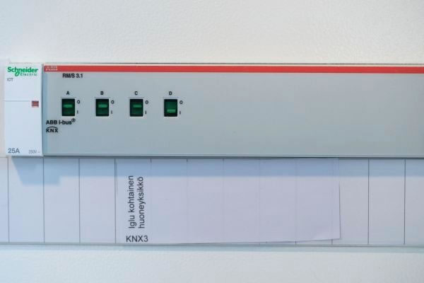The ABB Room Master RM/S 3.1 supports switching of lighting, shade control and electrical sockets and loads.