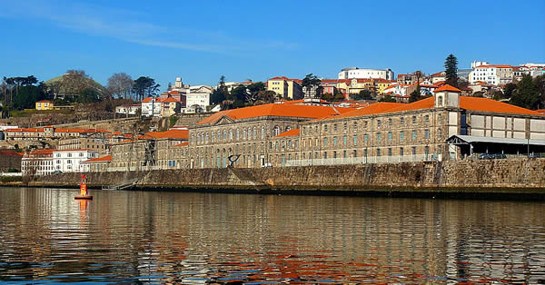 An early KNX (formerly EIB) project was the Alfândega Porto Congress Centre in Porto (Image credit: Jose A. - Oporto (Portugal), CC BY 2.0, https://commons.wikimedia.org/w/index.php?curid=39904176).